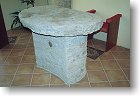 Fa07 28-nová kamenná deska obětního stolu